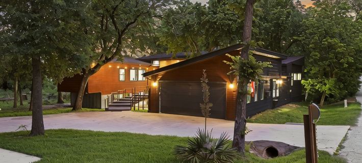 LUX Modern "Treehouse" on Private Lake - Gameroom, Kayaks, Bunkhouse, more! Hotels in Conroe