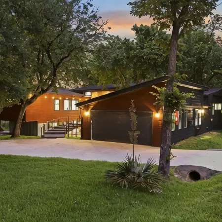 LUX Modern "Treehouse" on Private Lake - Gameroom, Kayaks, Bunkhouse, more!