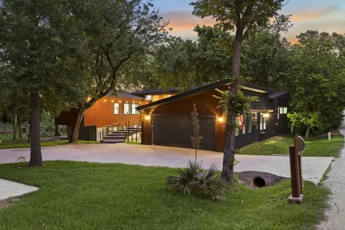 LUX Modern "Treehouse" on Private Lake - Gameroom, Kayaks, Bunkhouse, more! - 4 星級
