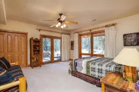 Mountain Lodge with sauna-350acres. 5 minutes from fishing, kayaking, boating - Lodges