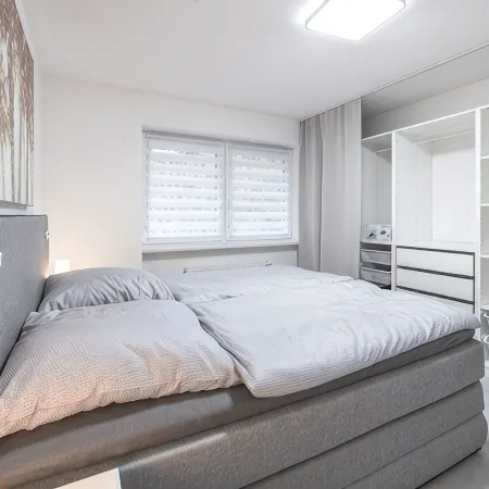 Exclusive (top floor) new-build vacation apartment with distant views