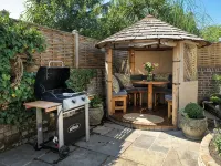 Quaint 18th Century Fishermans Cottage in Lymington - 4-Star