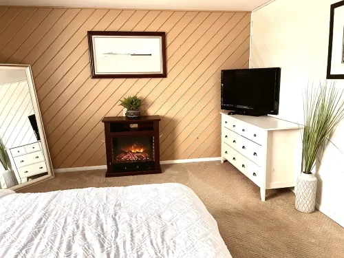 Walkable, modern, spacious village home, dockage, hot tub, fenced in yard. - Wi-Fi