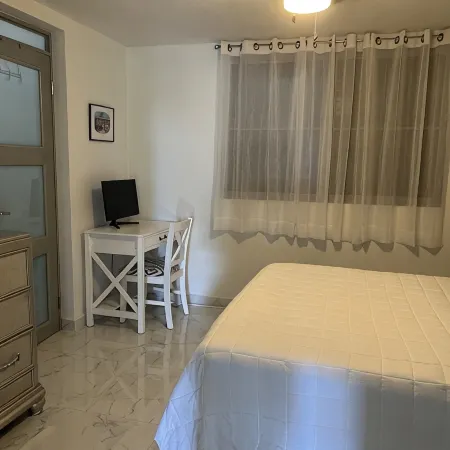 Luxury centric 1 bedroom apt - 5 min from the beach