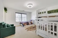 Stunning Poconos Villa - Hot Tub, Pool, Game Room, Firepit, BBQ & more. - Villas