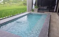 The Westlake Hotel & Resort Yogyakarta - piscina