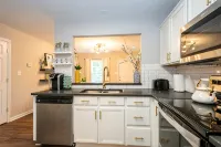 Refreshed King Bed Condo Near Lake Norman - 2-Star