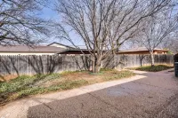 Harmony Home - 4/2 sleeps 11, 1 mile to Texas Tech - 방갈로
