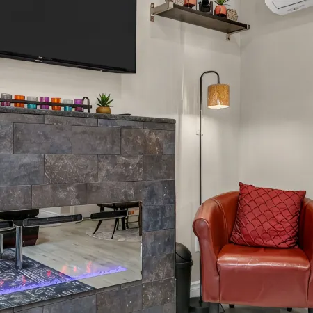 Luxury 2BR home with high ceilings with  BBQ/ patio in beautiful South Windsor.