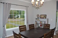 Suite Staycation: 2-story, 4BR/2BA, 2047sq ft home near hospitals & Ft. Novosel - Homestays