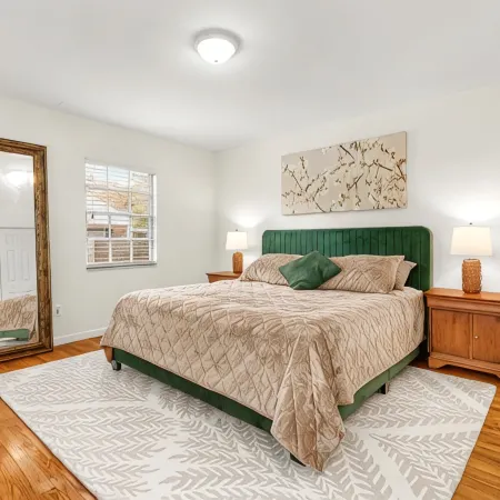 Hot tub, pool, bbq, game room near downtown