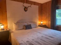 3 Cabins, 2 Acres, Private Pond, Walk to Restaurants, 4 Separate Sleeping Units - balcony
