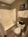 Cozy retreat near downtown, amphitheater, short walk to Deschutes river, has AC! - Homestays