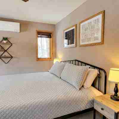 Breezy Hills - Unit 1; Lake Bemidji, King Bed, Kayaks, PB Trail Private Access Rooms