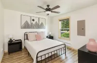 Cozy cabin retreat w/hot tub less than 5 mi to Mt Rainier NP - 샬레 호텔