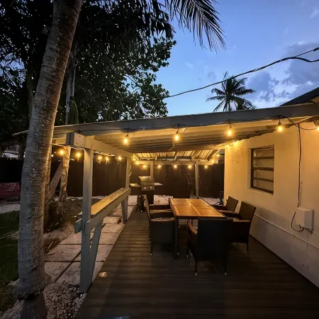 Pool house near the Beach. We’re pet-friendly!