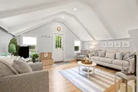 Shore Cottage - Coastal gem, a traveler favorite! Outdoor patio, central AC. - 3-Star