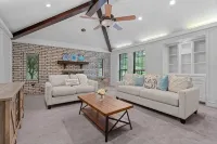 Charming Stylish 4-bedroom house with in serene Allen - 부티크