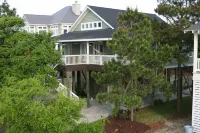 Handicap Friendly Pets Allowed Beach House - Ocean Across the Street with Elevator! - 3-نجوم