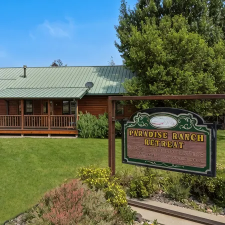 Moose Horn Lodge- A Clean Cabin for Families, Wedding Goers & Montana Adventures