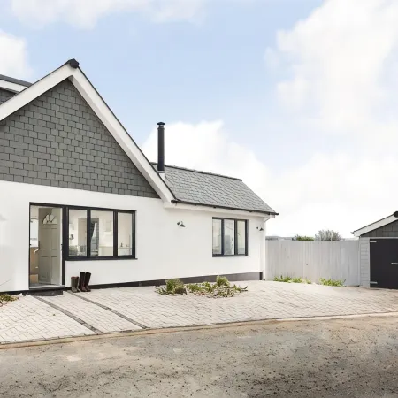 Luxury, romantic Cottage for 2 Nr Padstow with pretty garden and lovely views