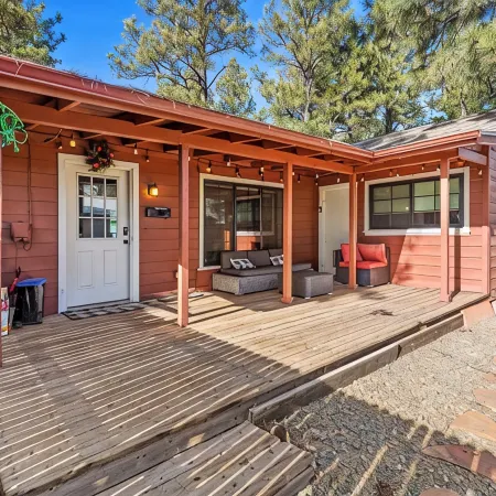 Clever Cabins - 2 Adjacent Homes w/Fully Fenced Yards, AC, W/D, Smart TVs, WiFi