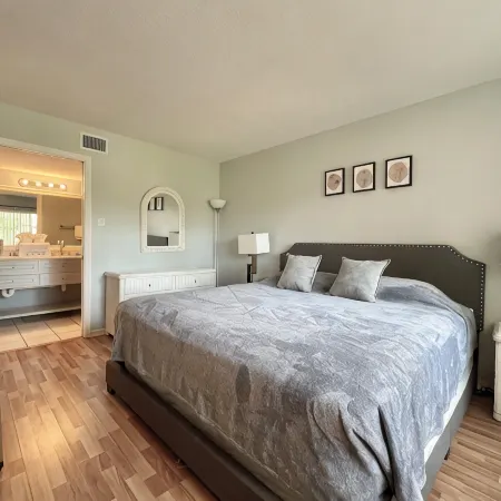 Shorewalk The Palm Condo 2Bed/2Bath Close to IMG / Beach