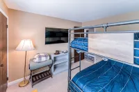 Walk to Giant Steps from this cozy 2 bd/2ba with Private balcony & Mtn views. - Wi-Fi