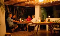 GuBas de Hoek Meet Eat Sleep - Bar