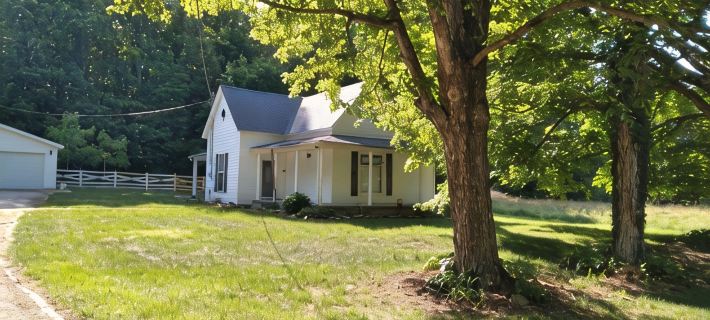 House sleeps 6. Just 5 minutes Patoka Lake boat ramp. Anglers Welcome! Hotels in Orange County