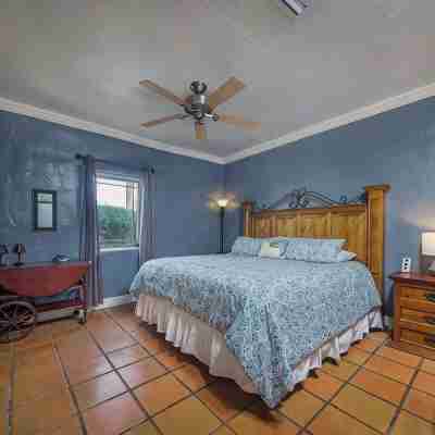 Artsy Historic Downtown 2BR w large backyard & private Salt Water Spa Pool Rooms