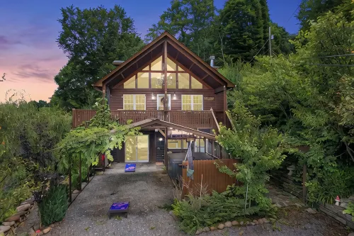 Pet and Family Friendly Luxury Cabin with Hot Tub and Mountain Views - Alphydda