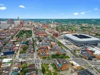Timeless Loft -OTR -TQL w/ FREE Parking - Homestays