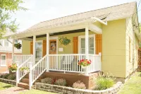 Cozy Little House Blocks from the Park & Fair Grounds. - Wifi