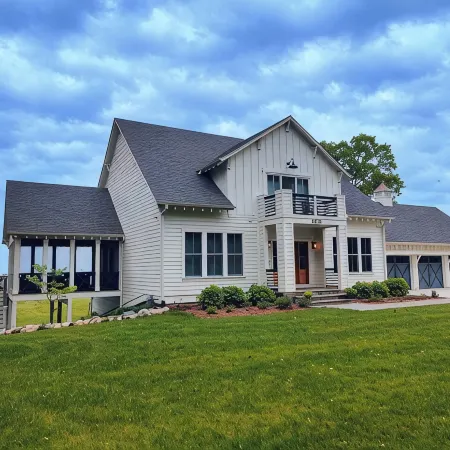 Beach Breeze-Lakefront Home-Private Beach-Porch-Deck-Firepit-5Br Ensuite-Hot Tub