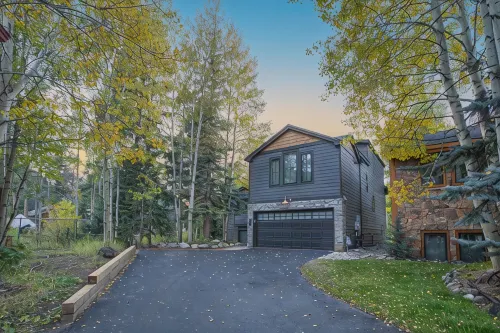 Dreamy home on river, mountain views, steps from town. - 4-stjärniga