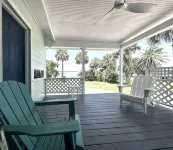 1 Minute Walk to Ocean-Charming Downtown Beachside Home with Mother-In-Law Suite - บังกะโล