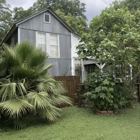 PET FRIENDLY MAIN STREET LOFT, WALKING DISTANTANCE TO OLD TOWN TOMBALL