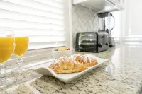 Escape to your very own personal oasis at The Oasis at R. - مسبح خاص