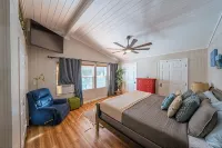 Luxury WATERFRONT home with HEATED POOL AND SPA Sleeps 28+ - Uima-altaat