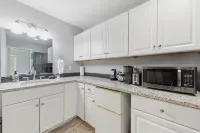 Cozy Queen, Private Bathroom and Entryway - Apartments