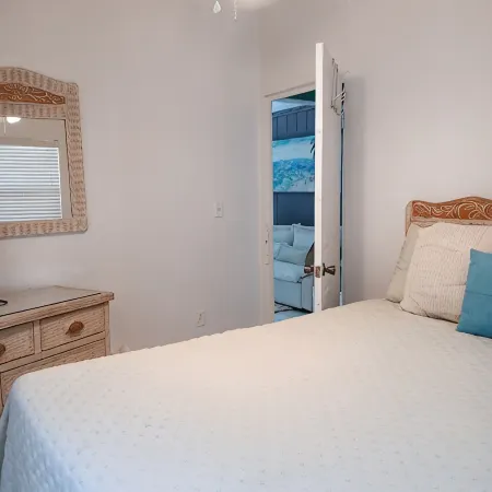 Serenity on the Bay1 - One Bed Cayman Brac - Airport Shops Restaurants Close!