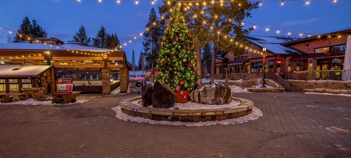 Fremont Crossing home steps to Village and SHARC.  Sharc Passes, New Hot Tub Hotels in Sunriver