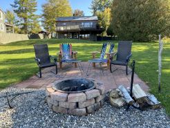 Lake house for 8, all seasons! Large deck overlooking the water
