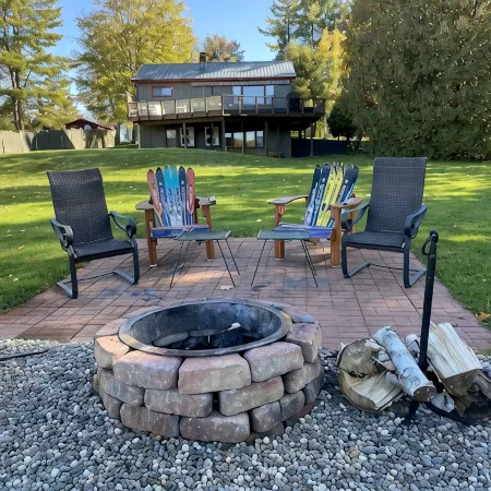 Lake house for 8, all seasons! Large deck overlooking the water