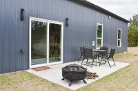 WhiteTail Cabin with Shuffleboard, Fireplace, WiFi, South of Norman - Homestays