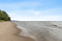 100 Private Beach Frontage on LK MI Hot Tub - Villas