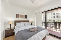 Two Seconds to…everything! 1Bed/1Bath/1Car/CBD Views - appartements de vacances