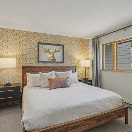 Mountain Views, Hot Tub & Sauna! Cozy Fireplace, 10-Minutes from the Slopes!