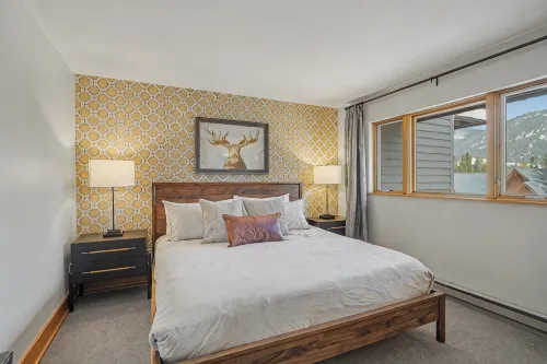 Mountain Views, Hot Tub & Sauna! Cozy Fireplace, 10-Minutes from the Slopes! - Mountain view